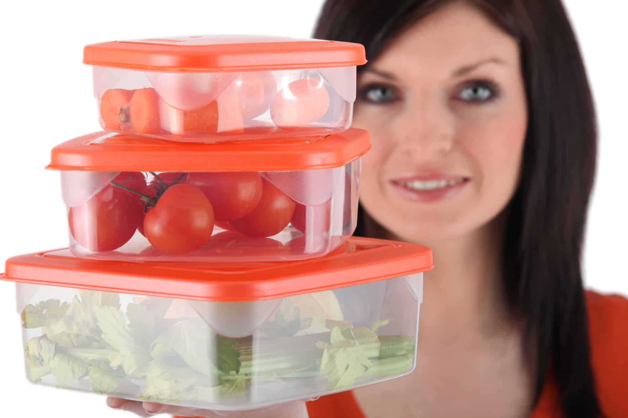 Можно ли греть еду в пластиковом. Девушка с пластиковыми контейнерами. Для разогрева еды на работе.